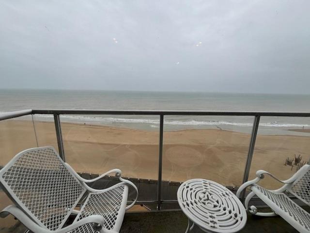Modern Two-bedroom With Breathtaking Views And Two Charming Terraces T39 * Oostende